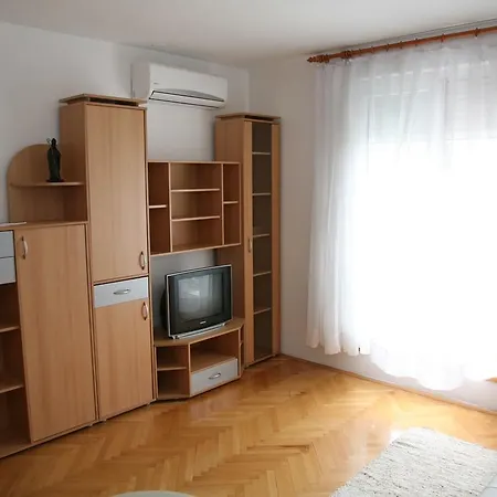 Apartman Dg With Parking Garage