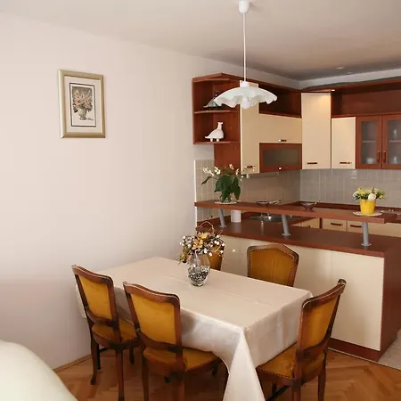Apartman Dg With Parking Garage