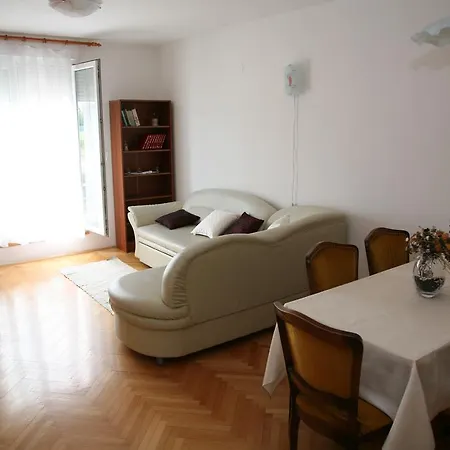 Apartman Dg With Parking Garage